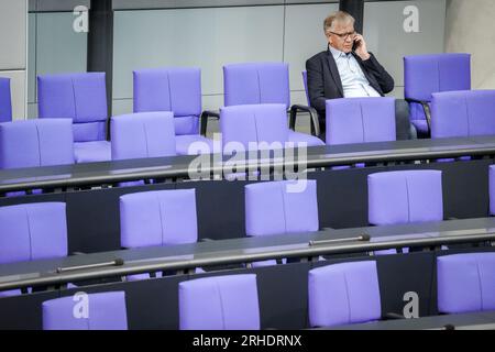 Berlin, Deutschland. 25. Mai 2023. Dietmar Bartsch, Vorsitzende der Fraktion der Linken, nimmt an der Sitzung des Bundestages mit der ersten Lesung des Gesetzes zur Erhöhung der Energieeffizienz Teil. Der linke Fraktionsführer Bartsch tritt aus dem Amt zurück. Er wird bei den Präsidentschaftswahlen am 4. September nicht mehr kandidieren, sagte Bartsch am Mittwoch in einem Brief an die Fraktion, der der deutschen Presseagentur zur Verfügung steht. Kredit: Kay Nietfeld/dpa/Alamy Live News Stockfoto