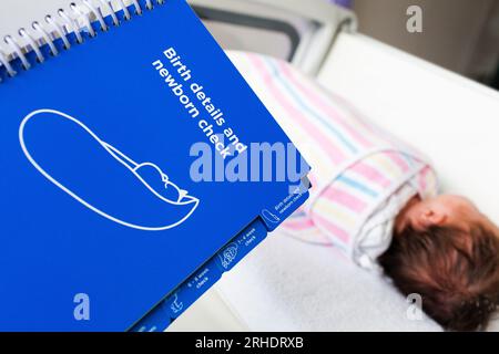 Australisches blaues Babybuch mit Geburtsdetails und Neugeborenenkontrolle und anderen medizinischen Informationen, die neuen Eltern im Krankenhaus gegeben werden Stockfoto