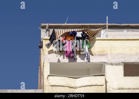 Wäschetrockner auf Balkonen in Apartmentblöcken in Alexandria, Ägypten Stockfoto