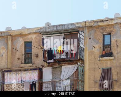 Wäschetrockner auf Balkonen in Apartmentblöcken in Alexandria, Ägypten Stockfoto
