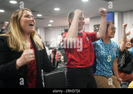 Die Teilnehmer feiern das Eröffnungsziel bei einer Vorführung des Halbfinalspiels der FIFA Women's World Cup 2023 zwischen England und Australien auf St. James' Park, Newcastle-upon-Tyne. Bilddatum: Mittwoch, 16. August 2023. Stockfoto