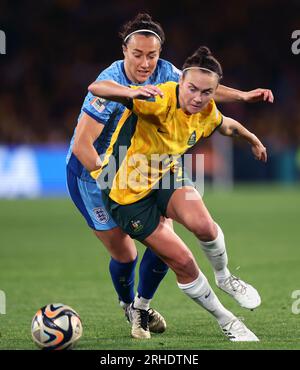 Australiens Caitlin Foord und Englands Lucy Bronze kämpfen während des Halbfinalspiels der FIFA Women's World Cup im Stadium Australia, Sydney um den Ball. Bilddatum: Mittwoch, 16. August 2023. Stockfoto