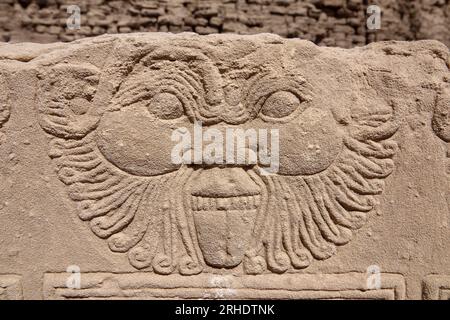 Schnitzerei von Gott Bes im äußeren Innenhof des Denderah-Tempels in der Nähe von Qena, Ägypten Stockfoto