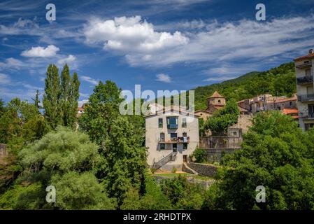 Glockenturm des Klosters Sant Joan de les Abadesses über der Stadt und am Ufer des Flusses Ter, Ripollès Girona, Katalonien, Spanien, Pyrenäen Stockfoto