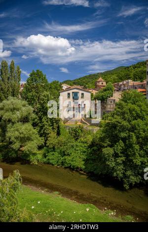 Glockenturm des Klosters Sant Joan de les Abadesses über der Stadt und am Ufer des Flusses Ter, Ripollès Girona, Katalonien, Spanien, Pyrenäen Stockfoto