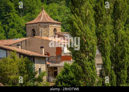 Glockenturm des Klosters Sant Joan de les Abadesses über der Stadt und am Ufer des Flusses Ter, Ripollès Girona, Katalonien, Spanien, Pyrenäen Stockfoto