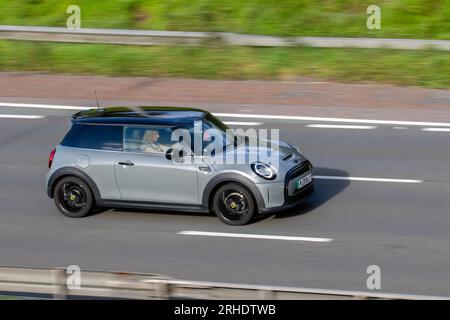2021 Grey Mini Cooper S Elektrische Stufe 2 184 Elektrische Stufe 32,6Kwh Autofluke Elektrik 135 kW; Fahrt mit hoher Geschwindigkeit auf der Autobahn M6 im Großraum Manchester, Großbritannien Stockfoto