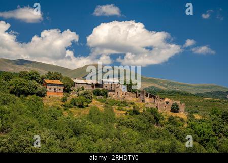 Cabestany Dorf und Felder und ländliche Umgebung im Sommer, in der Nähe Montcortès See (Pallars Sobirà, Lleida, Katalonien, Spanien, Pyrenäen) Stockfoto