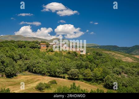 Cabestany Dorf und Felder und ländliche Umgebung im Sommer, in der Nähe Montcortès See (Pallars Sobirà, Lleida, Katalonien, Spanien, Pyrenäen) Stockfoto