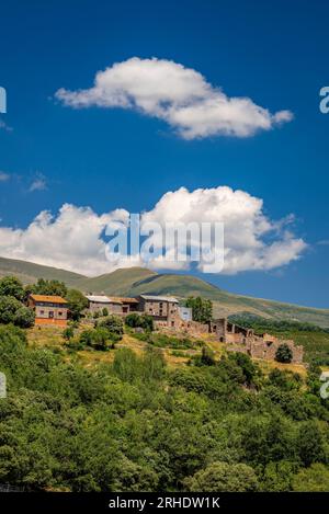 Cabestany Dorf und Felder und ländliche Umgebung im Sommer, in der Nähe Montcortès See (Pallars Sobirà, Lleida, Katalonien, Spanien, Pyrenäen) Stockfoto