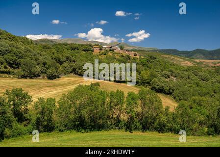 Cabestany Dorf und Felder und ländliche Umgebung im Sommer, in der Nähe Montcortès See (Pallars Sobirà, Lleida, Katalonien, Spanien, Pyrenäen) Stockfoto