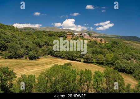 Cabestany Dorf und Felder und ländliche Umgebung im Sommer, in der Nähe Montcortès See (Pallars Sobirà, Lleida, Katalonien, Spanien, Pyrenäen) Stockfoto