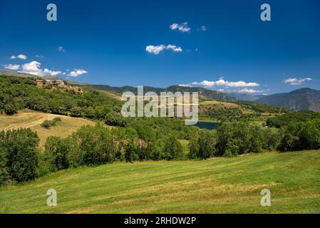 Cabestany Dorf und Felder und ländliche Umgebung im Sommer, in der Nähe Montcortès See (Pallars Sobirà, Lleida, Katalonien, Spanien, Pyrenäen) Stockfoto