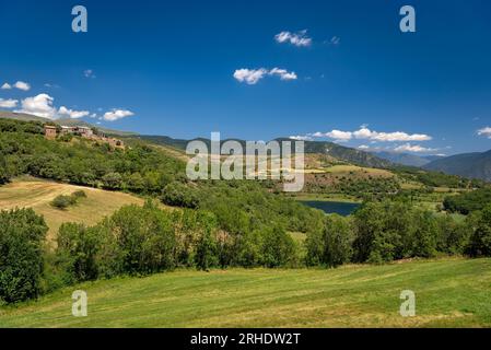 Cabestany Dorf und Felder und ländliche Umgebung im Sommer, in der Nähe Montcortès See (Pallars Sobirà, Lleida, Katalonien, Spanien, Pyrenäen) Stockfoto