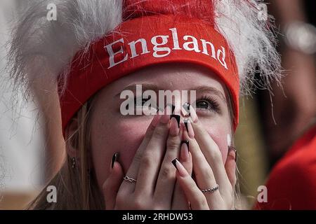 London, Großbritannien. 16. August 2023. FIFA Frauen-Weltmeisterschaft: Halbfinale England gegen Australien. Die Fans reagieren, wenn England spielt, während sie im BOXPARK Croydon während des Halbfinalspiels von England gegen Australien live aus dem Stadium Australia in Sydney die Leinwand sehen. Kredit: Guy Corbishley/Alamy Live News Stockfoto