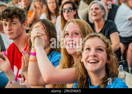 London, Großbritannien. 16. Aug. 2023. England erzielt 1-0 Punkte vor sich – Fans im Boxpark Shoreditch, um sich das Halbfinale der FIFA-Weltmeisterschaft The Lionesses in the England gegen Australien anzusehen. Kredit: Guy Bell/Alamy Live News Stockfoto