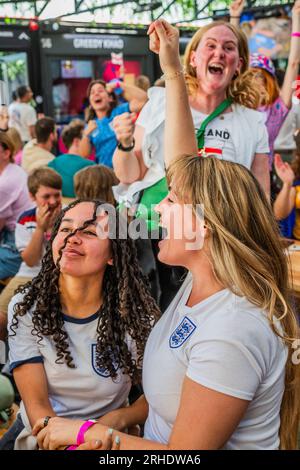 London, Großbritannien. 16. Aug. 2023. England erzielt 1-0 Punkte vor sich – Fans im Boxpark Shoreditch, um sich das Halbfinale der FIFA-Weltmeisterschaft The Lionesses in the England gegen Australien anzusehen. Kredit: Guy Bell/Alamy Live News Stockfoto