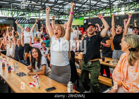 London, Großbritannien. 16. Aug. 2023. England erzielt 1-0 Punkte vor sich – Fans im Boxpark Shoreditch, um sich das Halbfinale der FIFA-Weltmeisterschaft The Lionesses in the England gegen Australien anzusehen. Kredit: Guy Bell/Alamy Live News Stockfoto