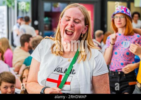 London, Großbritannien. 16. Aug. 2023. England erzielt 1-0 Punkte vor sich – Fans im Boxpark Shoreditch, um sich das Halbfinale der FIFA-Weltmeisterschaft The Lionesses in the England gegen Australien anzusehen. Kredit: Guy Bell/Alamy Live News Stockfoto