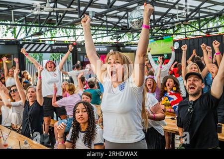 London, Großbritannien. 16. Aug. 2023. England erzielt 1-0 Punkte vor sich – Fans im Boxpark Shoreditch, um sich das Halbfinale der FIFA-Weltmeisterschaft The Lionesses in the England gegen Australien anzusehen. Kredit: Guy Bell/Alamy Live News Stockfoto