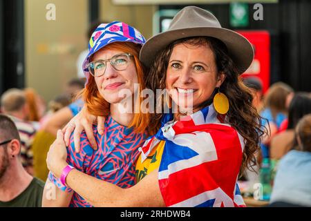 London, Großbritannien. 16. Aug. 2023. England erzielt 1-0 Punkte und ein Ausie-Fan feiert mit ihrem englischen Freund – Fans im Boxpark Shoreditch, um die Lionesses in the England gegen Australien, das Halbfinale der FIFA-Weltmeisterschaft, zu sehen. Kredit: Guy Bell/Alamy Live News Stockfoto