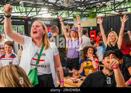 London, Großbritannien. 16. Aug. 2023. England erzielt 1-0 Punkte vor sich – Fans im Boxpark Shoreditch, um sich das Halbfinale der FIFA-Weltmeisterschaft The Lionesses in the England gegen Australien anzusehen. Kredit: Guy Bell/Alamy Live News Stockfoto