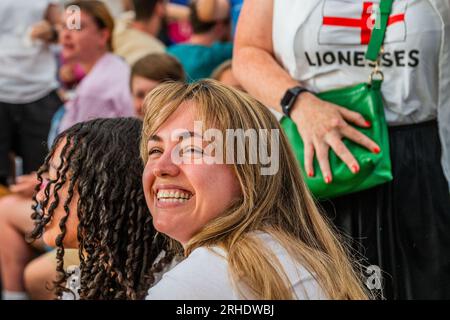 London, Großbritannien. 16. Aug. 2023. England erzielt 1-0 Punkte vor sich – Fans im Boxpark Shoreditch, um sich das Halbfinale der FIFA-Weltmeisterschaft The Lionesses in the England gegen Australien anzusehen. Kredit: Guy Bell/Alamy Live News Stockfoto