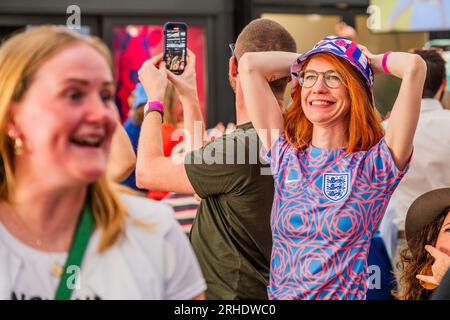 London, Großbritannien. 16. Aug. 2023. England erzielt 1-0 Punkte vor sich – Fans im Boxpark Shoreditch, um sich das Halbfinale der FIFA-Weltmeisterschaft The Lionesses in the England gegen Australien anzusehen. Kredit: Guy Bell/Alamy Live News Stockfoto