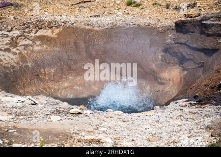 Sprudelnde heiße Wasserquelle in der geothermischen Geysir-Region Islands Stockfoto