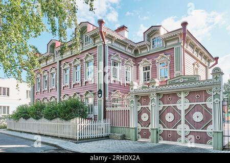 Kazan, Russland - 10. Juni 2023: Nachbildung von Safa Bakhteevs Holzhaus mit Tor, Anfang des 20. Jahrhunderts. Architektonisches Erbe der alttatarischen Siedlung. Stockfoto