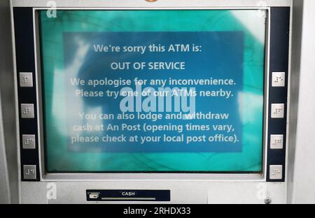 Ein Geldautomat in einer Filiale der Bank of Ireland im Dorf Finglas, Dublin. Die Bank of Ireland hat sich entschuldigt, nachdem ein Fehler dazu geführt hat, dass einige ihrer Kunden mehr Geld abheben oder überweisen als auf ihren Konten vorhanden war. Die Bank erklärte, dass dies auf ein technisches Problem mit ihren Services und nicht auf einen Cyberangriff zurückzuführen sei. Bilddatum: Mittwoch, 16. August 2023. Stockfoto