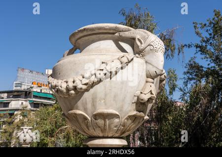 Eine Urne mit einem Widderkopf auf der Neptun-Terrasse auf dem Cerro Santa Lucia oder dem Santa Lucia-Hügel in Santiago, Chile. Stockfoto