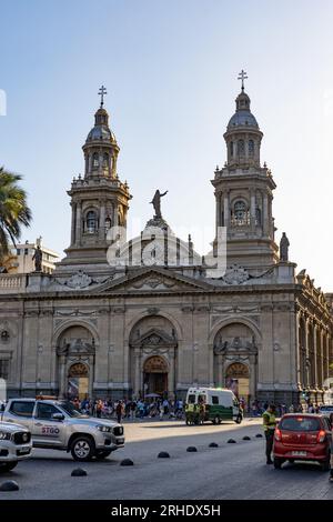 Die Fassade und das Hauptportal der Metropolitan Cathedral von Santiago auf der Plaza de Armas in Santiago, Chile. Stockfoto