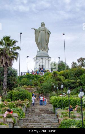 Besucher an der Statue der Jungfrau Maria im Heiligtum der Unbefleckten Empfängnis auf dem Cerro San Cristobal, Santiago, Chile. Stockfoto