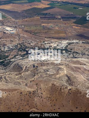 Luftaufnahme des Zementwerks Cemento Polpaico S.A. am Cerro Blanco in Til Til im Central Valley nördlich von Santiago, Chile. Dahinter liegt der Bauernhof Stockfoto
