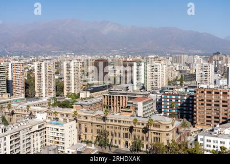 Blick auf Santiago, Chile vom Cerro Santa Lucia mit der Päpstlichen Katholischen Universität von Chile im Vordergrund. Stockfoto