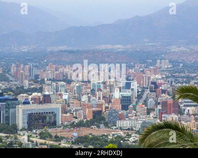 Blick auf die Stadt Santiago vom Cerro San Cristobal in Santiago, Chile. Stockfoto