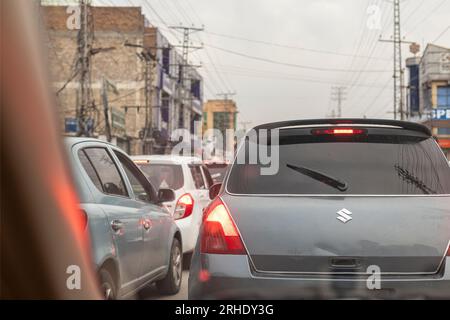 Verkehrsstau mit einer Reihe von Autos in der Mingora schwamm während der Hauptverkehrszeit: Moskau, SWAT, Pakistan am 06. Juni 2023. Stockfoto