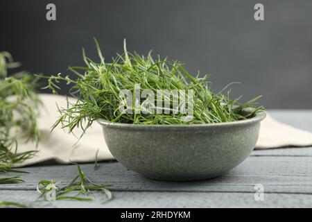 Frische Estragon-Blätter auf grauem Holztisch Stockfoto