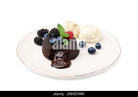 Teller mit köstlichem Schokoladenfondant, Beeren, Minze und Eis isoliert auf weiß Stockfoto