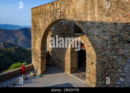 Außenansicht des Zugangs zur Kirche des Klosters Sant Pere de Rodes (Alt Empordà, Girona, Katalonien, Spanien) Stockfoto