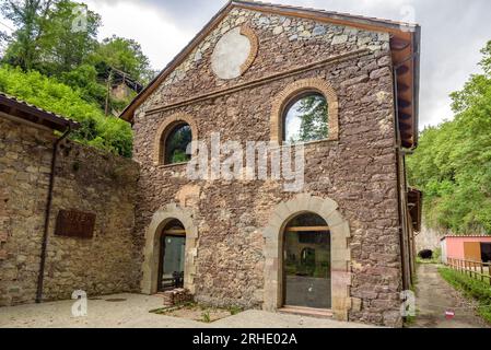 Fassade des Bergbaumuseums von Ogassa, der alten Kohlebrotfabrik (Ripollès, Girona, Katalonien, Spanien, Pyrenäen), ESP: Fachada del museo minero de Ogassa Stockfoto