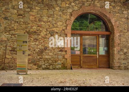 Fassade des Bergbaumuseums von Ogassa, der alten Kohlebrotfabrik (Ripollès, Girona, Katalonien, Spanien, Pyrenäen), ESP: Fachada del museo minero de Ogassa Stockfoto