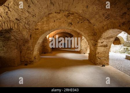 Erster romanischer Kreuzgang des Klosters Sant Pere de Rodes (Alt Empordà, Girona, Katalonien, Spanien) Stockfoto