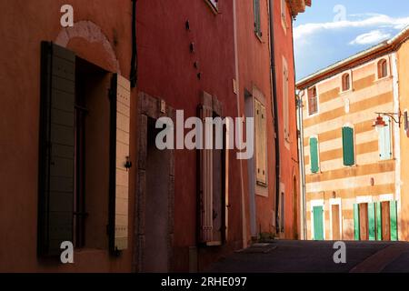 Straße in Roussillon, Provence, Frankreich Stockfoto