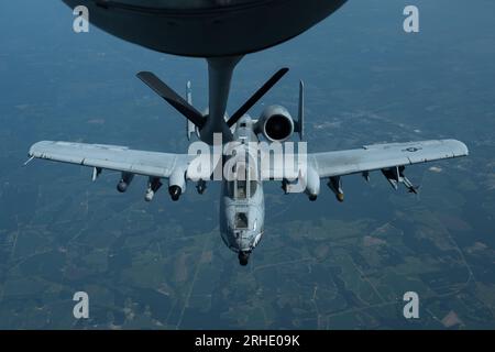 Eine A-10C nähert sich einer KC-135 über Georgien am 15. August 2023. Foto der US-Luftwaffe von Senior Airman Joshua Hastings Stockfoto