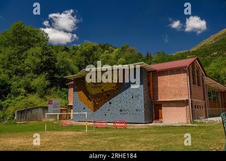 Neue Kletterwand Ripollès in der Sporthalle Ogassa (Ripollès, Girona, Katalonien, Spanien, Pyrenäen) ESP: Nuevo rocódromo del Ripollès, Ogassa Stockfoto