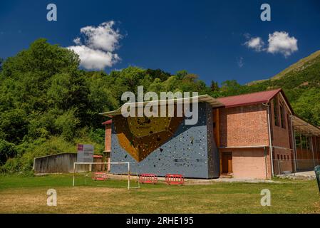 Neue Kletterwand Ripollès in der Sporthalle Ogassa (Ripollès, Girona, Katalonien, Spanien, Pyrenäen) ESP: Nuevo rocódromo del Ripollès, Ogassa Stockfoto