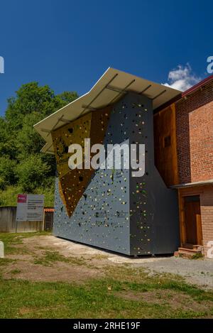 Neue Kletterwand Ripollès in der Sporthalle Ogassa (Ripollès, Girona, Katalonien, Spanien, Pyrenäen) ESP: Nuevo rocódromo del Ripollès, Ogassa Stockfoto