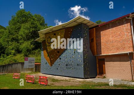 Neue Kletterwand Ripollès in der Sporthalle Ogassa (Ripollès, Girona, Katalonien, Spanien, Pyrenäen) ESP: Nuevo rocódromo del Ripollès, Ogassa Stockfoto